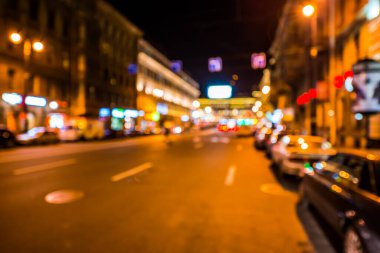 Büyük şehrin gece ışıkları, benzin ışığında gece caddesi.