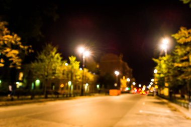 Büyük şehrin gece ışıkları, benzin ışığında gece caddesi.