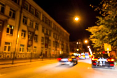 Büyük şehrin gece ışıkları, benzin ışığında gece caddesi.