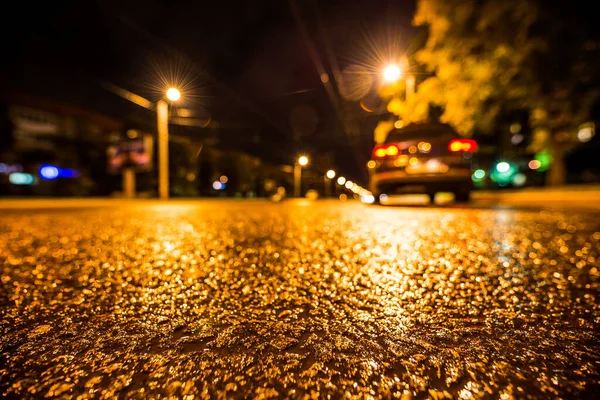 Gece boyunca yağmur yağdı, arabayı yol kenarına park etti. Buradan görüntüle