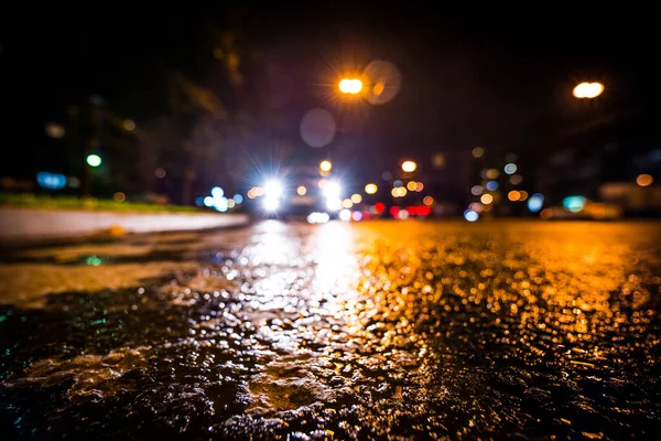 Città Notte Dopo Pioggia Avvicina Fari Auto Brillano Vista — Foto Stock