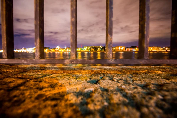 Lumières Ville Nuit Vue Travers Les Bars Niveau — Photo