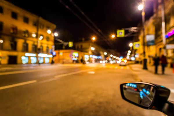 Nacht Stadtbeleuchtung Reflektiert Spiegel Des Autos Beleuchten — Stockfoto