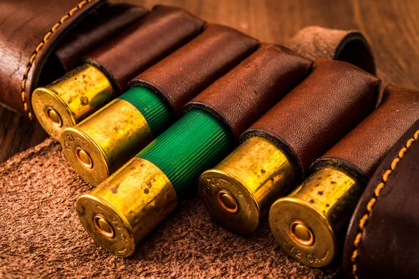 Jagdmunition Kaliber Lederbandolier Auf Einer Holzlasche — Stockfoto