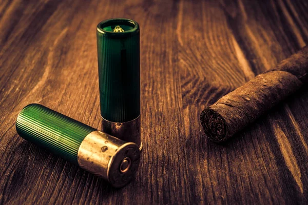 Duas Balas Calibre Charuto Cubano Deitado Uma Mesa Madeira — Fotografia de Stock