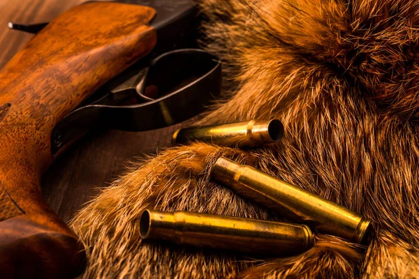 Hunting Rifle Lying Next Animal Fur Produced — 图库照片