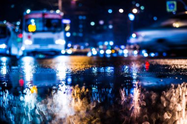 Büyük şehirde yağmurlu bir gece, yoğun bir kavşakta yoğun bir trafik.