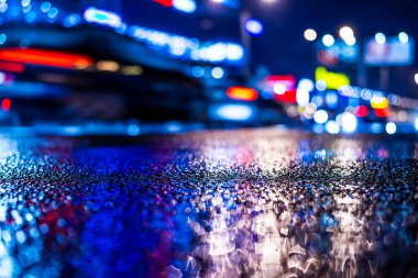 Büyük şehirde yağmurlu bir gece, yoğun bir kavşakta yoğun bir trafik.