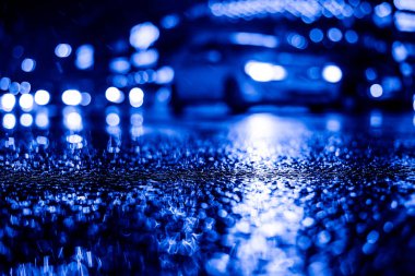 Büyük şehirde yağmurlu bir gece, yoğun bir kavşakta yoğun bir trafik.