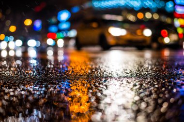 Büyük şehirde yağmurlu bir gece, yoğun bir kavşakta yoğun bir trafik.