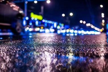 Büyük şehirde yağmurlu bir gece, yoğun bir kavşakta yoğun bir trafik.