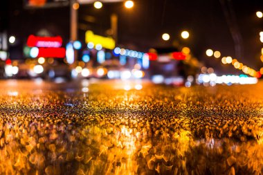 Büyük şehirde yağmurlu bir gece, yoğun bir kavşakta yoğun bir trafik.