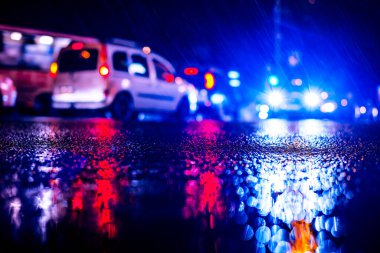 Büyük şehirde yağmurlu bir gece, kör edici bir yaklaşımın farları