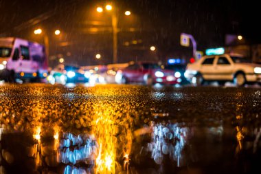 Büyük şehirde yağmurlu bir gece, yoğun bir kavşakta yoğun bir trafik.