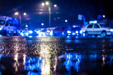 Büyük şehirde yağmurlu bir gece, yoğun bir kavşakta yoğun bir trafik.