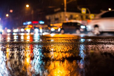 Büyük şehirde yağmurlu bir gece, yoğun bir kavşakta yoğun bir trafik.