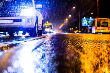 Büyük şehirde yağmurlu bir gece, araba akıntısı 