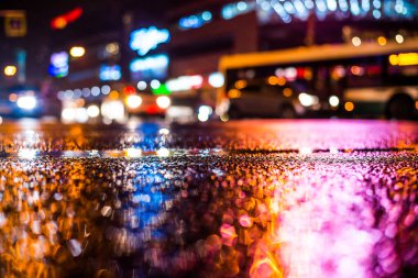 Büyük şehirde yağmurlu bir gece, yoğun bir kavşakta yoğun bir trafik.