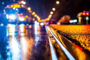 Büyük şehirde yağmurlu bir gece, araba akıntısı 