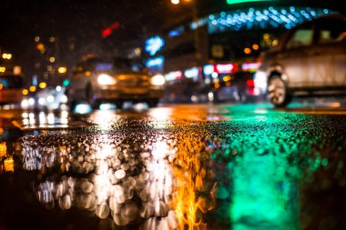 Büyük şehirde yağmurlu bir gece, yoğun bir kavşakta yoğun bir trafik.