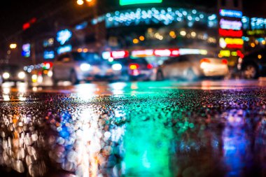 Büyük şehirde yağmurlu bir gece, yoğun bir kavşakta yoğun bir trafik.