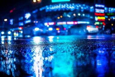 Büyük şehirde yağmurlu bir gece, yoğun bir kavşakta yoğun bir trafik.