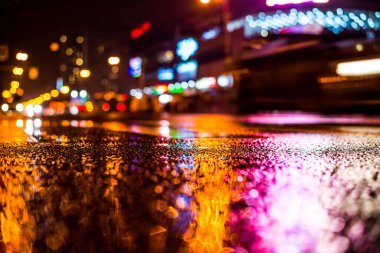 Büyük şehirde yağmurlu bir gece, bulvarda yoğun bir trafik 