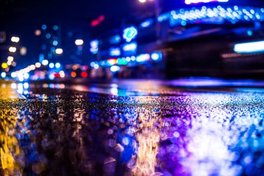 Büyük şehirde yağmurlu bir gece, bulvarda yoğun bir trafik 