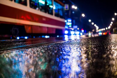 Büyük şehirde yağmurlu bir gece, cadde boyunca tramvay yolculuğu. F Görüntüle
