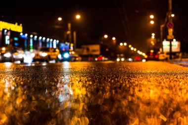 Büyük şehirde yağmurlu bir gece, yoğun bir caddede yoğun trafik.