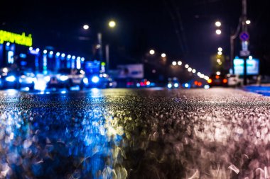 Büyük şehirde yağmurlu bir gece, yoğun bir caddede yoğun trafik.