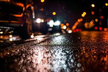 Büyük şehirde yağmurlu bir gece, araba akıntısı 