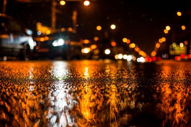 Büyük şehirde yağmurlu bir gece, yoğun bir caddede yoğun trafik.
