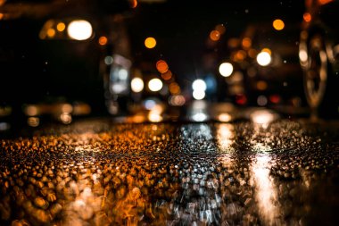 Büyük şehirde yağmurlu bir gece, araba akıntısı 