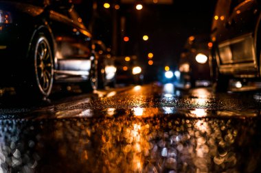 Büyük şehirde yağmurlu bir gece, araba akıntısı 