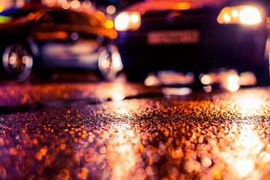 Büyük şehirde yağmurlu bir gece, araba akıntısı 