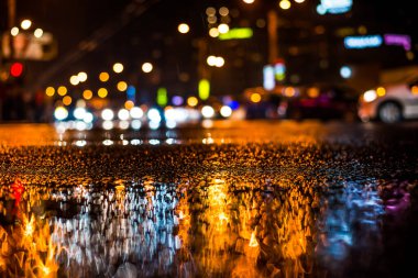 Büyük şehirde yağmurlu bir gece. Trav arabalarının farları yaklaşıyor.