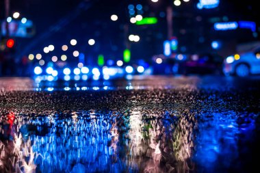 Büyük şehirde yağmurlu bir gece. Trav arabalarının farları yaklaşıyor.