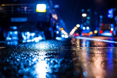 Büyük şehirde yağmurlu bir gece, araba akıntısı 