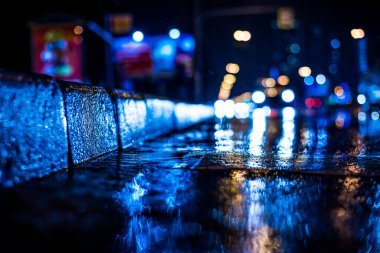 Büyük şehirde yağmurlu bir gece. Trav arabalarının farları yaklaşıyor.