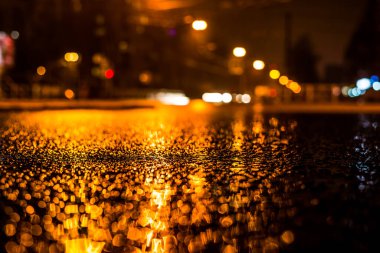 Büyük şehirde yağmurlu bir gece. Trav arabalarının farları yaklaşıyor.