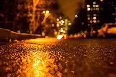 Büyük şehirde yağmurlu bir gece. Trav arabalarının farları yaklaşıyor.