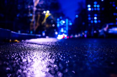 Büyük şehirde yağmurlu bir gece. Trav arabalarının farları yaklaşıyor.