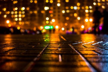 Büyük şehirde yağmurlu bir gece, öndeki ışıkları kör ediyor.