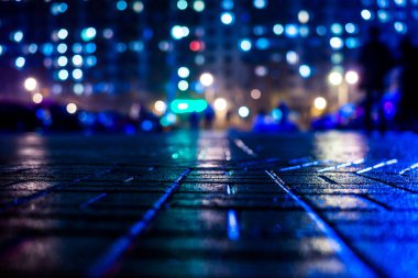 Büyük şehirde yağmurlu bir gece, öndeki ışıkları kör ediyor.