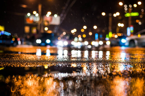 дождливая ночь в большом городе, плотное движение на оживленном пересечении