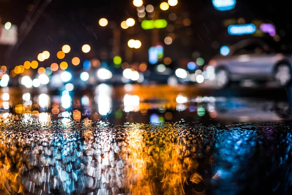 Büyük şehirde yağmurlu bir gece, yoğun bir kavşakta yoğun bir trafik.