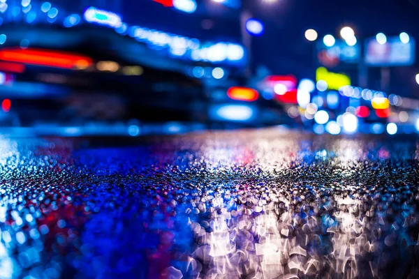 Büyük şehirde yağmurlu bir gece, yoğun bir kavşakta yoğun bir trafik.