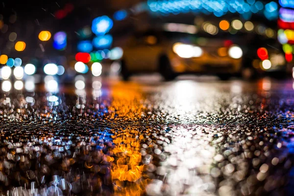 Büyük şehirde yağmurlu bir gece, yoğun bir kavşakta yoğun bir trafik.