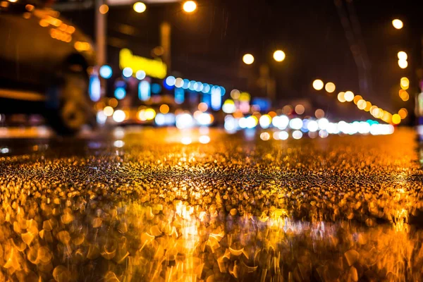 Büyük şehirde yağmurlu bir gece, yoğun bir kavşakta yoğun bir trafik.